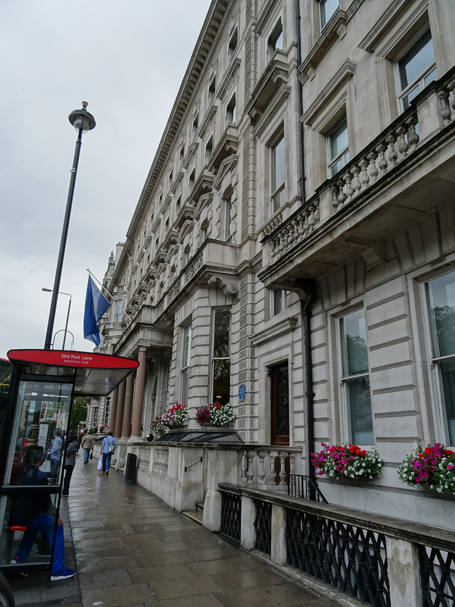 A short guide to Piccadilly, Mayfair: shops, societies and restaurants